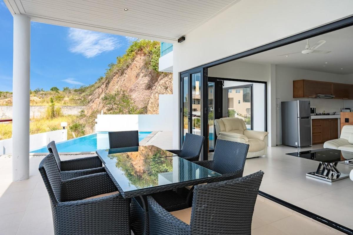 Villaer 2 Bed Seaview 5 Mins To B1 *