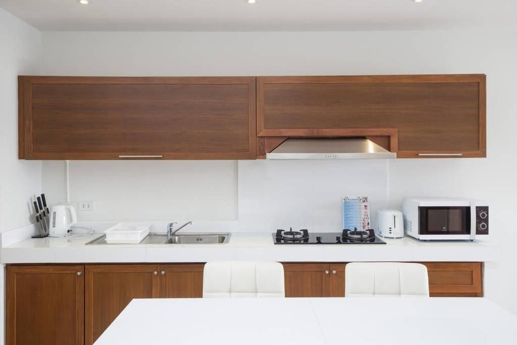 Villaer 2 Bed Seaview 5 Mins To B1 *